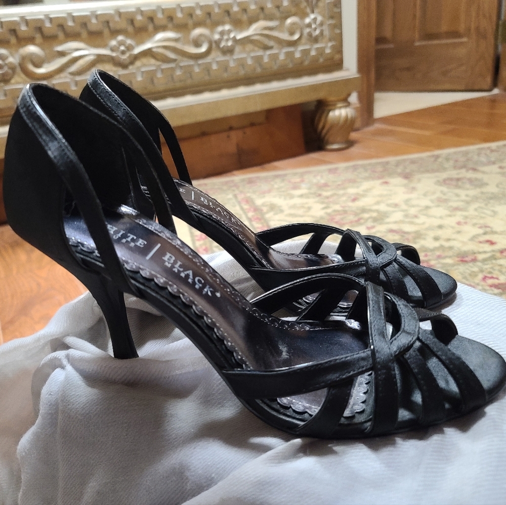 White House/Black Market size 9 black heels